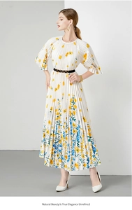 Detail van geplooide maxi-jurk met bloemenprint en verstelbare tailleriem