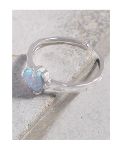 Dettaglio del marchio S925 su anello regolabile in argento con opale a forma di cuore