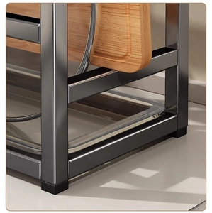 Détail des pieds antidérapants du porte-couteaux gris avec planche à découper en bois