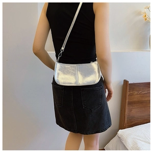 Détail du sac baguette argenté en PU métallisé style Y2K avec finition texturée sur modèle