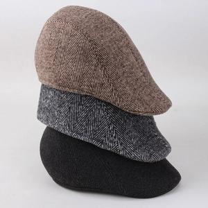 Comparaison détaillée des bérets à motif pied-de-poule en marron foncé, gris foncé et noir