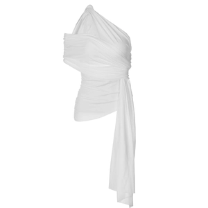 Détail du haut blanc à une épaule avec des plis complexes et de longs rubans décoratifs