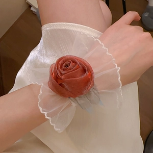 Détail d'un corsage de poignet rose en tissu rouge foncé avec dentelle blanche fine