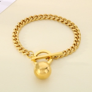Détail du bracelet chaîne gourmette dorée avec fermoir OT et boule en acier évidée