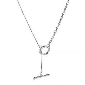 Collana a doppio strato in argento con catene asimmetriche e ciondolo rotondo con barra OT