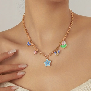 Collier chaîne dorée avec pendentifs colorés en émail papillon, fleur et libellule