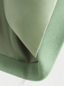 Vue macro du tissu sergé vert sauge et de la doublure lisse de l'ensemble