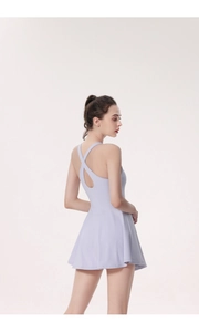 Détail de la robe de sport lilas avec bretelles croisées et découpe au dos