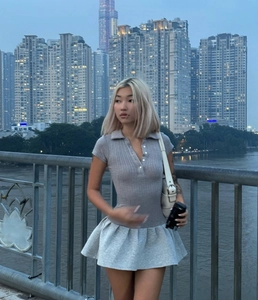 Détail du haut polo en maille grise et jupe plissée taille haute pour femmes stylées