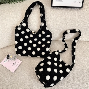 Détail d'un sac cabas et d'une bandoulière en peluche à pois noirs et blancs