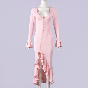 Détail d'une robe moulante rose avec col en V et ourlet fendu à volants élégants