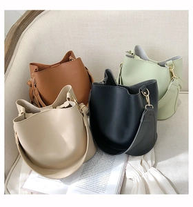 Lot de quatre sacs seaux en marron, vert, crème et noir avec boucles dorées