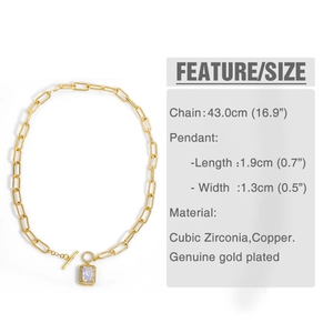 Détail du collier plaqué or avec maille trombone et pendentif en zircon rectangulaire