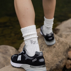 Men's white cotton crew socks with vertical ribbing and side printed letter details
