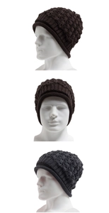 Détail du bonnet d'hiver en grosse maille avec motif de tissage en losange texturé