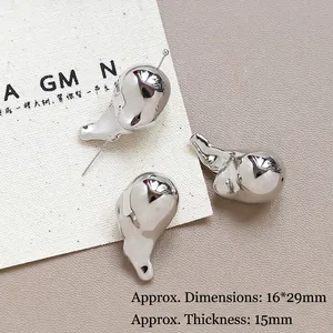 Dettaglio di perle irregolari in resina stile metallo liquido per creazione di gioielli