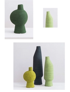 Detalle de jarrón de cerámica verde mate con textura cepillada fina y diseño minimalista
