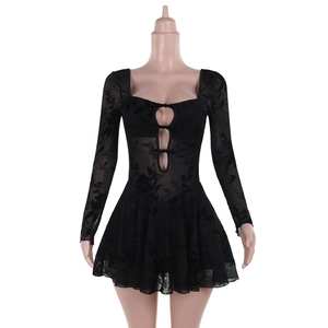 Détail d'une mini robe noire transparente avec flocage floral et nœuds découpés