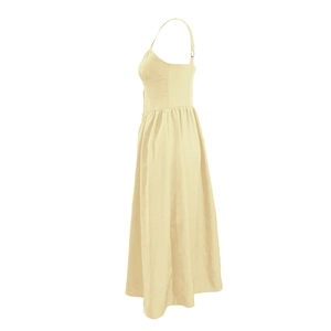 Vue latérale d'une robe caraco plissée jaune pâle pour femme sur fond blanc