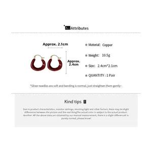 Vue détaillée des boucles d'oreilles en émail en forme de U plaquées or 14K avec dimensions