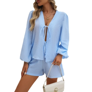 Completo relax da donna a righe azzurre con top a maniche lunghe e pantaloncini abbinati