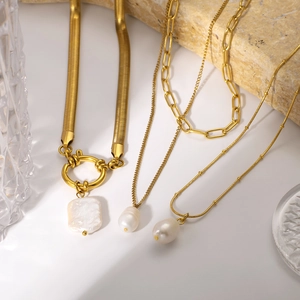 Ensemble de trois colliers en acier inoxydable doré avec pendentifs en perles naturelles