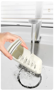 Vue détaillée du porte-savon amovible conçu pour le nettoyage et l'évacuation d'eau