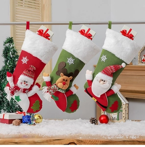Trois chaussettes de Noël en tricot avec Père Noël, Renne et Bonhomme de neige décoratifs