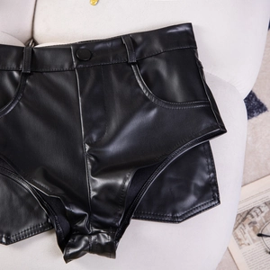 Nahaufnahme von schwarzen PU-Leder-Shorts mit hoher Taille, Einzelknopf und feiner Textur