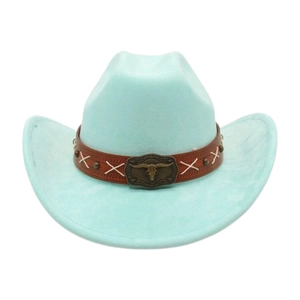 Dettaglio del cappello da cowboy in feltro celeste con teschio di toro in bronzo su cuoio