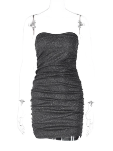 Détail de la robe moulante noire à paillettes avec texture froncée et coupe bustier élégante
