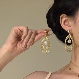 Layered gold teardrop drop earrings with central white pearl for women's jewelry