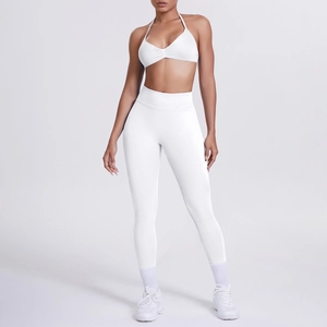 Dettaglio del set yoga bianco a due pezzi con reggiseno allacciato al collo e leggings a vita alta