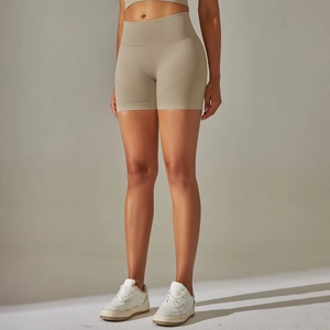 Gros plan du short de yoga sans couture taille haute avec texture respirante et gainant