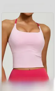 Detail eines farblich abgesetzten Neckholder-Sport-BHs aus hochflexiblem BHs in Rosa mit hoher Elastizität
