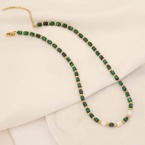 Détail du collier de perles en malachite avec perles blanches et fermoir S925 doré