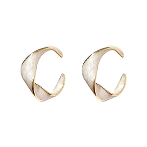 Chic twisted golden hoop earrings with marble white enamel inlay for women