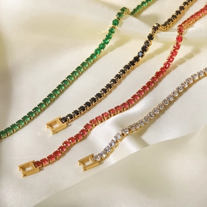 Bracelet tennis chic plaqué or avec zircons cubiques verts, noirs, rouges et blancs
