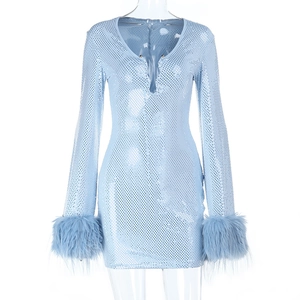 Detail eines hellblauen Paillettenärmels mit luxuriösem Kunstpelzbesatz am Partykleid