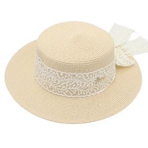 Chapeau de paille beige élégant avec broderie en dentelle blanche et un nœud