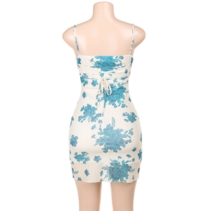 Vista trasera del minivestido floral con estampado azul y detalles de cordones atrás