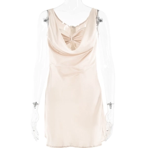 Mini robe en satin à col bénitier champagne sur mannequin transparent sans dos