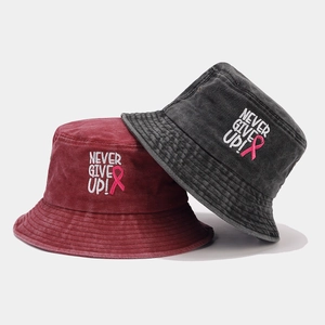 Bobs en coton délavé avec broderie ruban rose et texte Never Give Up en bordeaux et gris