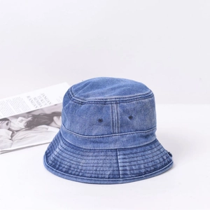 Chapeau bob en denim bleu classique au style vintage avec surpiqûres sur le bord