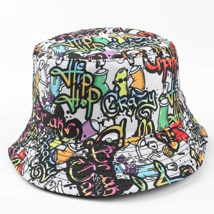 Gros plan d'un bob avec des motifs graffiti colorés et des inscriptions de street art