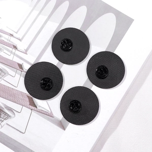 Set di quattro spille a forma di capibara in metallo nero con chiusure a farfalla sul retro