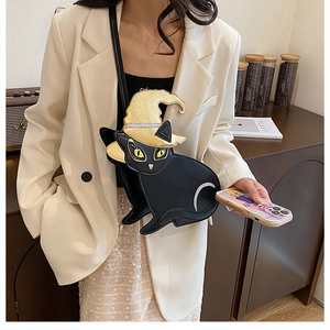 Détail d'un sac bandoulière chat noir créatif avec un chapeau de sorcière doré porté