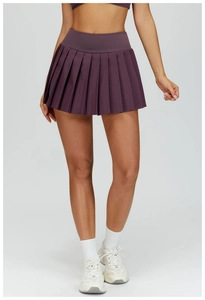 Detail of high-waist purple pleated tennis skirt with quick-dry fabric for sports