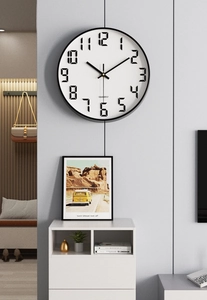 Moderne minimalistische schwarze Wanduhr auf grauer Wand in heller Wohnumgebung