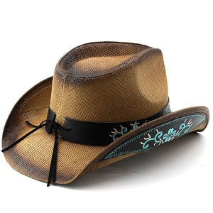 Détail d'un chapeau de cow-boy en paille tressée avec broderie florale sur cuir